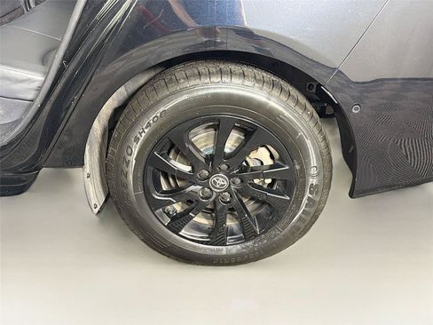Used 2022 Toyota Prius AWD image 35