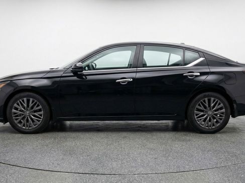 Used 2025 Nissan Altima 2.5 SV FWD image 5