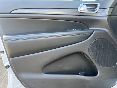 Used 2019 Jeep Grand Cherokee Laredo w/ 18" Wheel & 8.4" Radio Group image 15