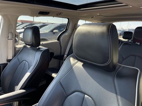 Used 2024 Chrysler Pacifica Limited image 23