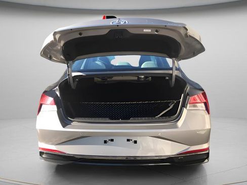 Used 2023 Hyundai Elantra Limited w/ Preferred Accessory Package image 6