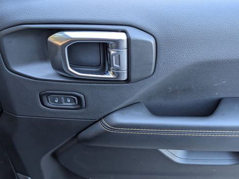 Used 2025 Jeep Wrangler Sahara image 21