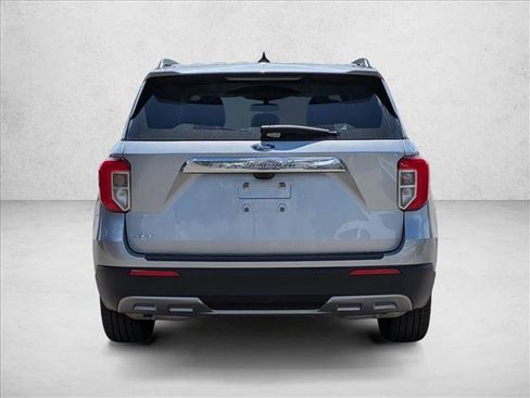 Used 2022 Ford Explorer XLT w/ Equipment Group 202A image 4