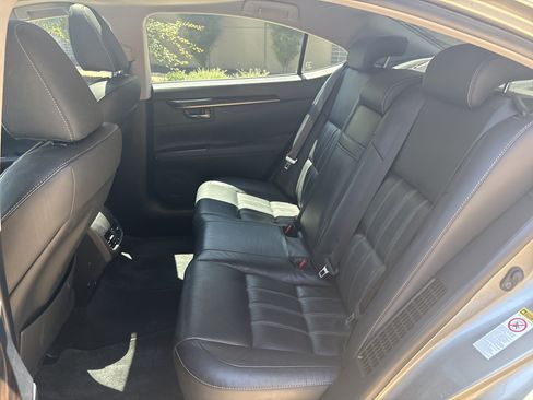 Used 2017 Lexus ES 300h w/ Luxury Package FWD image 31