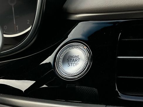 Used 2025 Genesis G70 2.5T image 29