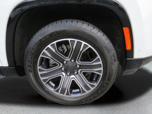 Used 2024 Jeep Wagoneer Series II w/ Flexible Seating Group RWD image 11