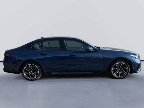 New 2026 BMW 530i xDrive w/ Executive Package image 2