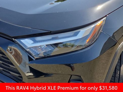 Used 2022 Toyota RAV4 XLE Premium image 40