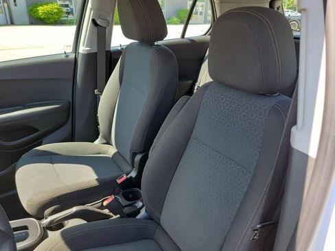 Used 2020 Chevrolet Trax LS w/ LPO, Cargo Package FWD image 5