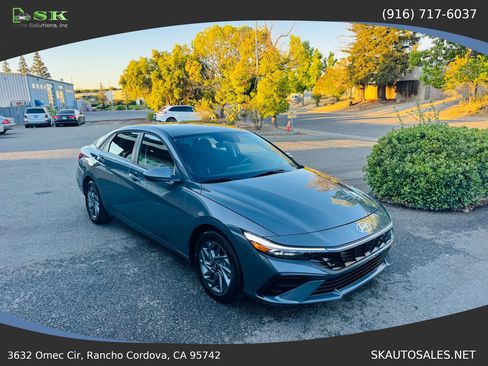 Used 2025 Hyundai Elantra Hybrid FWD image 4