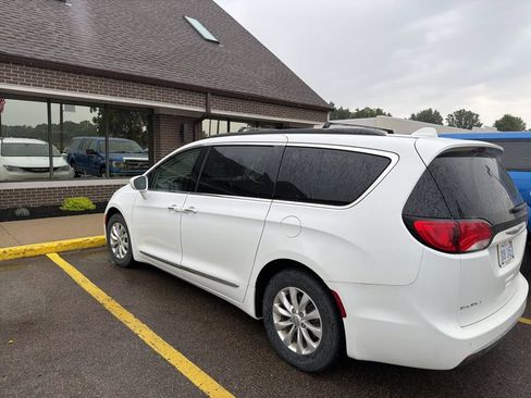 Used 2017 Chrysler Pacifica Touring-L FWD image 2