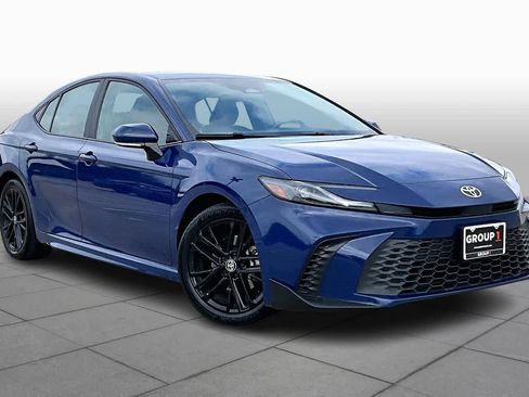 Used 2025 Toyota Camry SE image 3