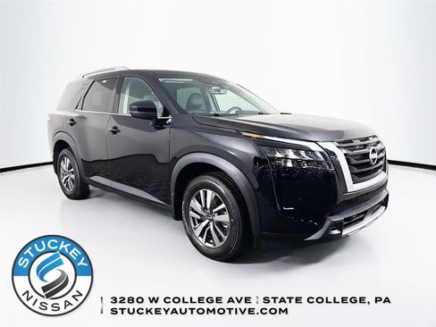 Used 2025 Nissan Pathfinder SL AWD/4WD image 1