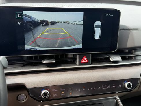 Used 2025 Kia Carnival EX FWD image 37