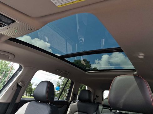 Used 2025 Volkswagen Atlas Peak Edition SE AWD/4WD image 13