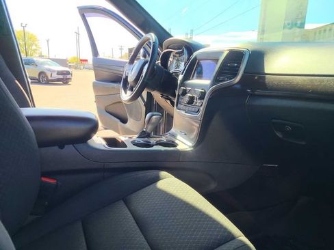 Used 2018 Jeep Grand Cherokee Laredo AWD/4WD image 16