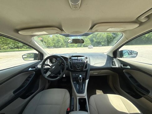 Used 2016 Ford Focus SE w/ SE Power Seat Package FWD image 15