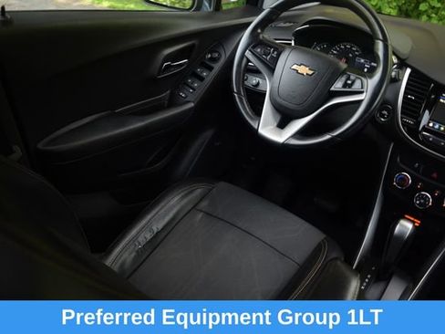 Used 2019 Chevrolet Trax LT w/ Sun & Sound Package AWD/4WD image 2