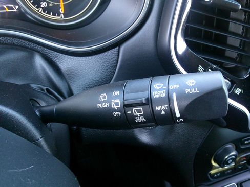 Used 2019 Jeep Cherokee Overland w/ Trailer Tow Group image 22