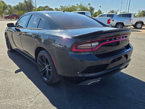 Used 2017 Dodge Charger SE w/ Blacktop Package RWD image 3