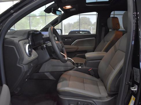 Used 2026 Chevrolet Colorado ZR2 w/ Technology Package AWD/4WD image 11