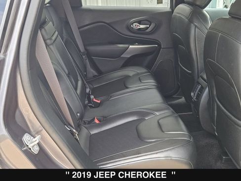 Used 2019 Jeep Cherokee Latitude Plus w/ Comfort/Convenience Group FWD image 26