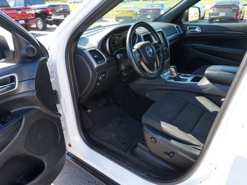 Used 2018 Jeep Grand Cherokee Laredo AWD/4WD image 13