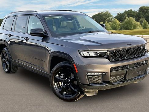 Used 2023 Jeep Grand Cherokee L Limited w/ Black Appearance Package image 2