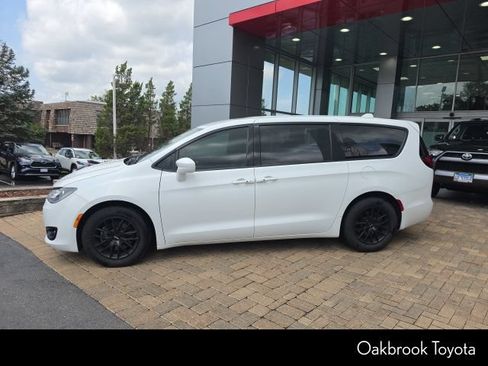 Used 2019 Chrysler Pacifica Touring Plus w/ S Appearance Package FWD image 9
