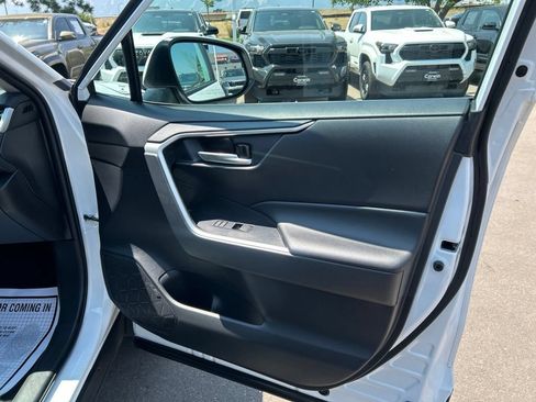 Used 2025 Toyota RAV4 XLE AWD/4WD image 11