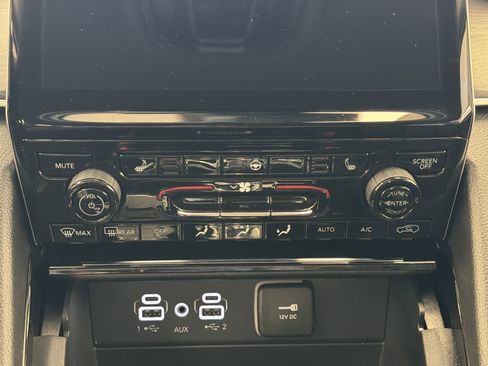Used 2023 Jeep Grand Cherokee L Limited AWD/4WD image 18