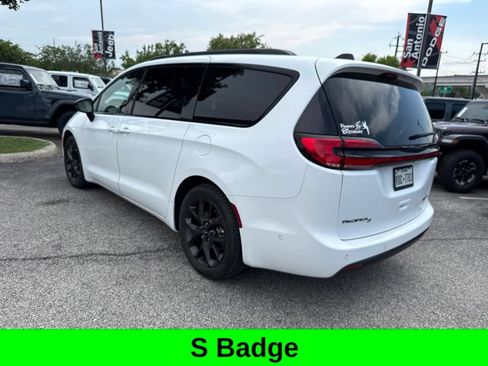Used 2023 Chrysler Pacifica Limited w/ S Appearance Package FWD image 15