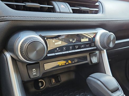 Used 2021 Toyota RAV4 LE image 15