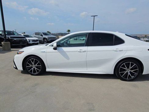 Used 2021 Toyota Camry SE image 5