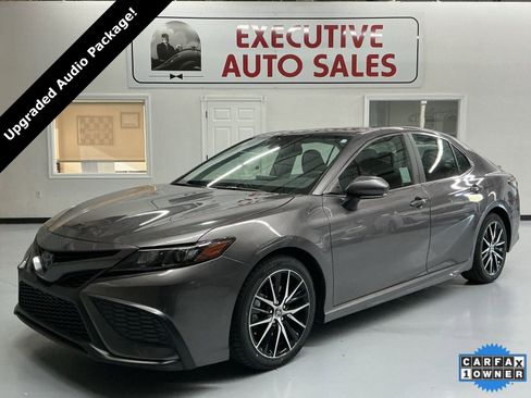 Used 2023 Toyota Camry SE image 1
