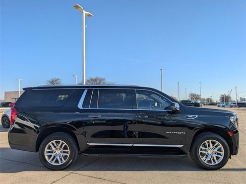 Used 2022 GMC Yukon XL SLT w/ SLT Luxury Package image 3