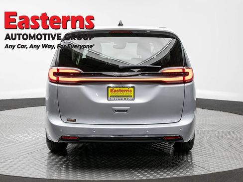 Used 2024 Chrysler Pacifica Touring-L FWD image 6