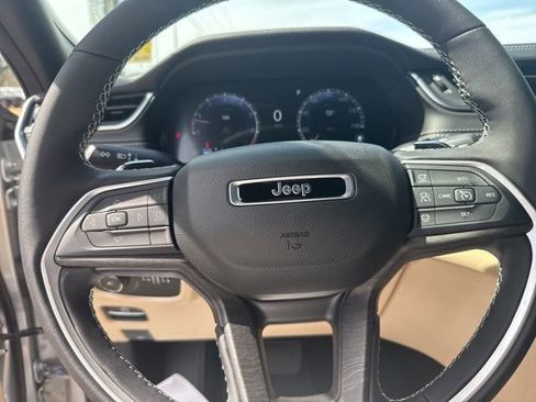 Used 2025 Jeep Grand Cherokee Limited w/ Black Appearance Package image 19