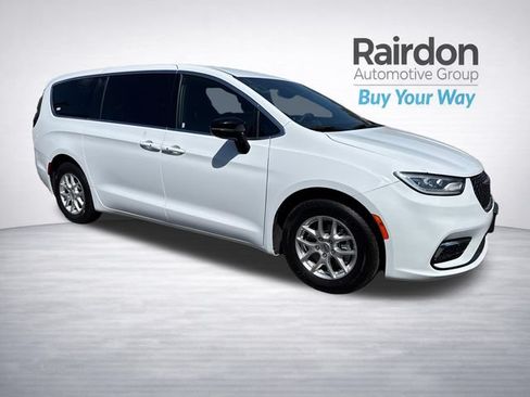 Used 2025 Chrysler Pacifica Select FWD image 1