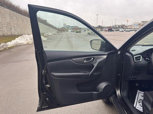 Used 2016 Nissan Rogue SV FWD image 11
