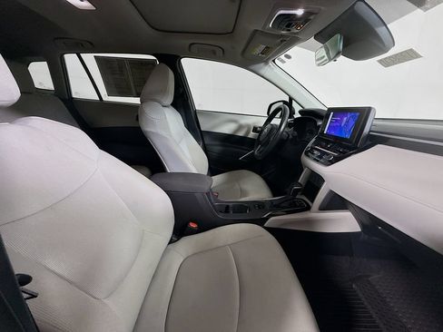 Certified 2025 Toyota Corolla Cross LE w/ Moonroof Package FWD image 30