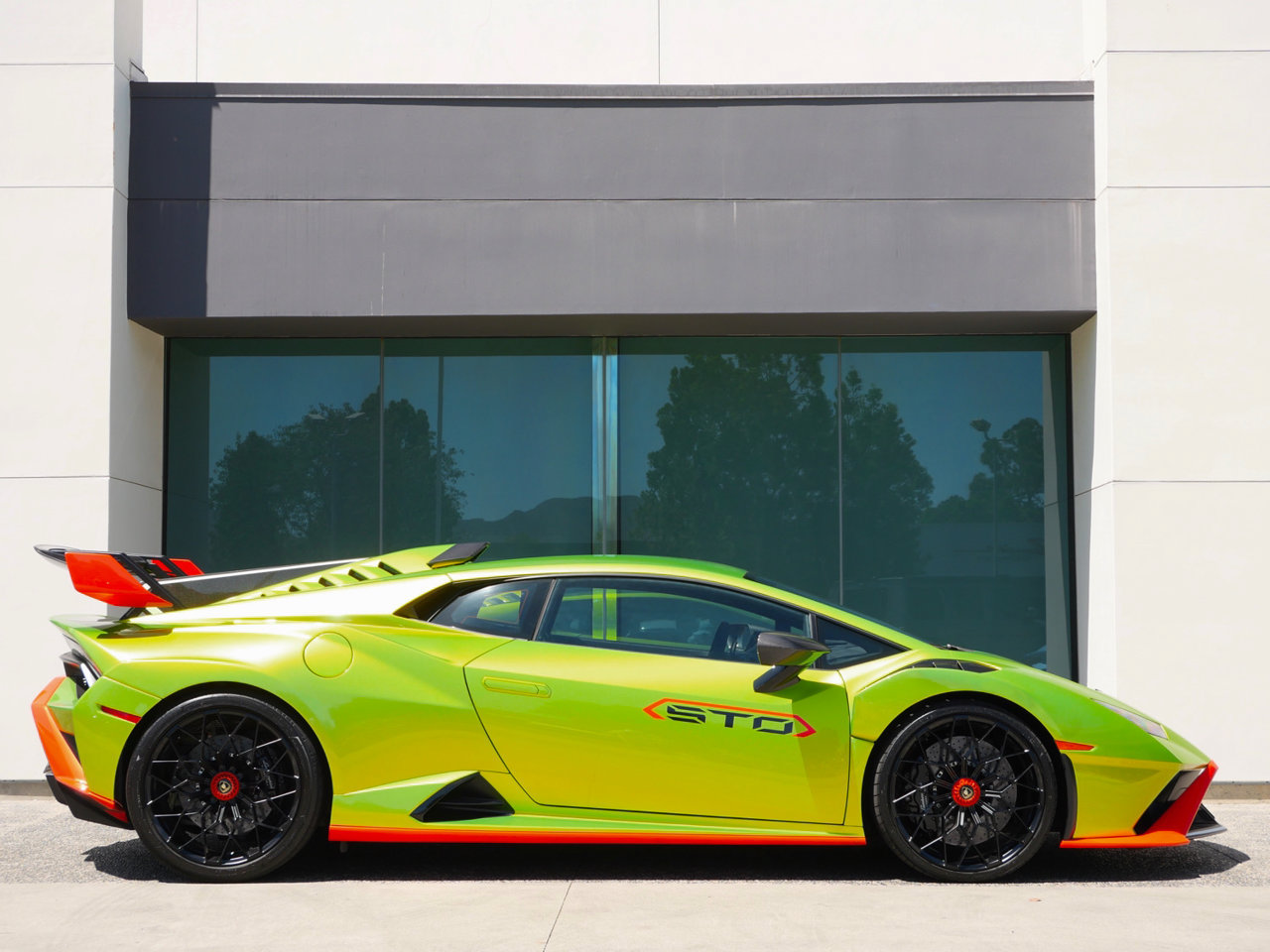 Used 2023 Lamborghini Huracan STO RWD image 2