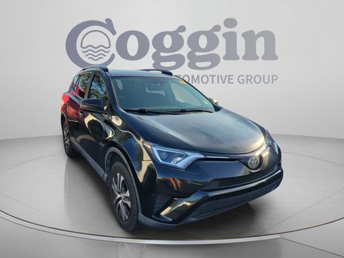 Used 2017 Toyota RAV4 LE FWD image 6