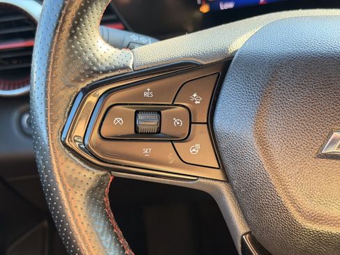 Used 2025 Chevrolet Trax RS w/ Sunroof Package FWD image 19