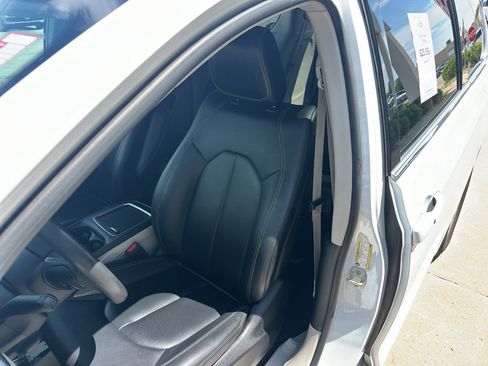 Used 2024 Chrysler Pacifica Touring-L FWD image 25