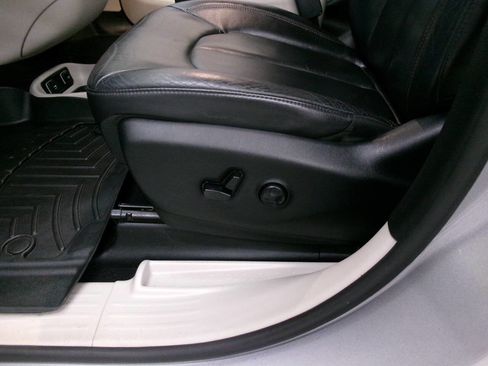 Used 2017 Chrysler Pacifica Touring-L FWD image 19