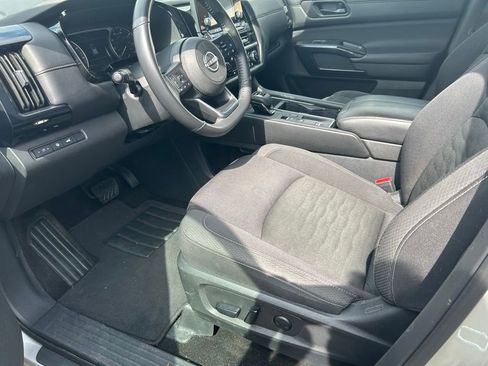 Used 2025 Nissan Pathfinder SV FWD image 4