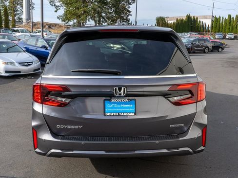 New 2026 Honda Odyssey Touring image 7