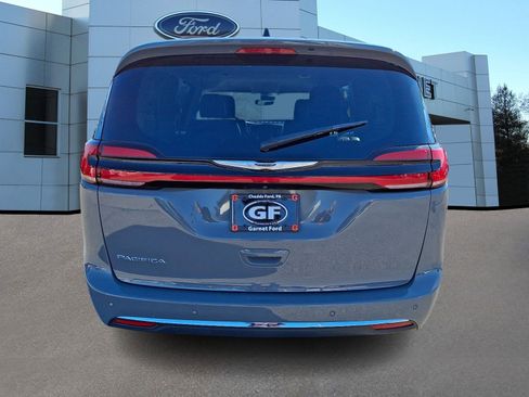 Used 2023 Chrysler Pacifica Touring-L image 5