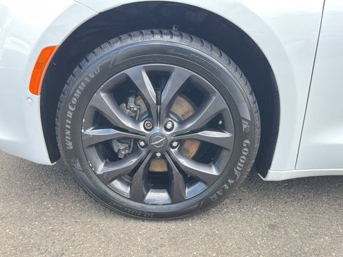 Used 2018 Chrysler Pacifica Touring-L Plus w/ Advanced Safetytec Group FWD image 24